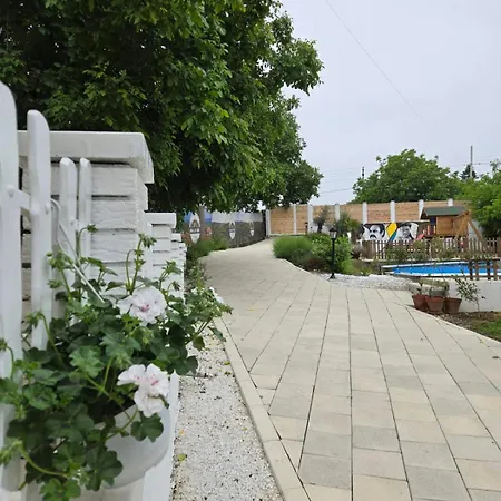 Kraljev Breg Fruska Gora Pool And Padel *